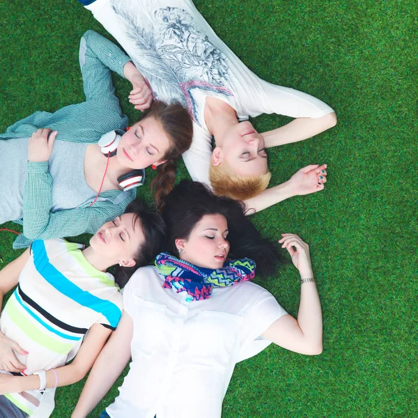Фотографія трьох жінок, що сидять на траві, дивлячись — стокове фото