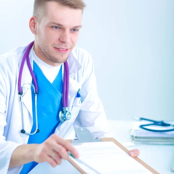 Doctor macho dando carpeta de paciente con papel en su oficina, aislado — Foto de Stock