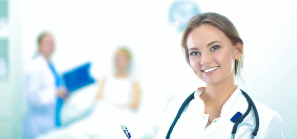 Femme médecin debout à l'hôpital — Photo