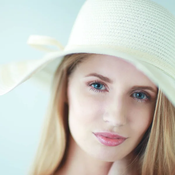 Retrato de modelo hermoso en sombrero, aislado en blanco — Foto de Stock