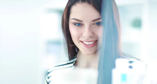 Beautiful young woman in shop — Stock Photo, Image