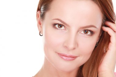 kendinden emin, genç bir kadın ayakta beyaz zemin üzerine izole portresi