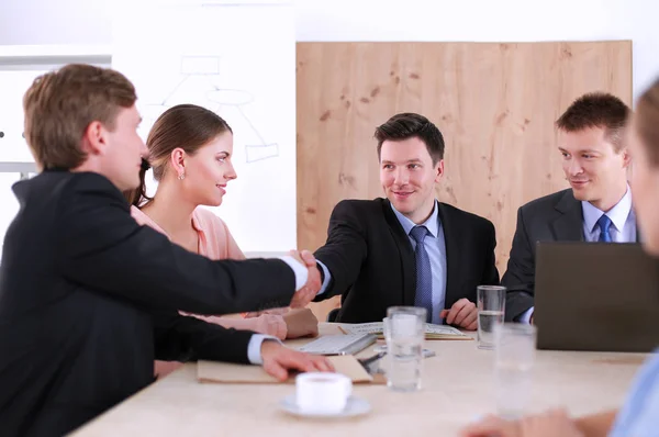 Üzletemberek ülnek és beszélgetnek a megbeszélésen, az irodában — Stock Fotó