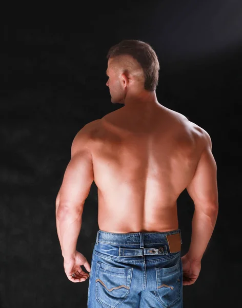 Gesunder muskulöser junger Mann. isoliert auf schwarzem Hintergrund — Stockfoto
