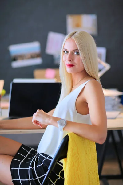 Diseñadores de moda trabajando en el estudio sentados en el escritorio — Foto de Stock