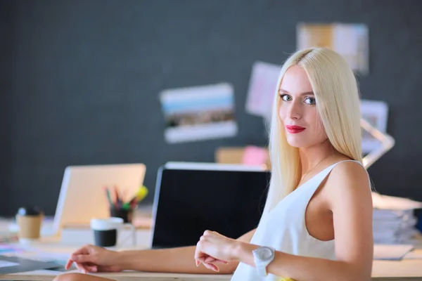 Diseñadores de moda trabajando en el estudio sentados en el escritorio —  Fotos de Stock