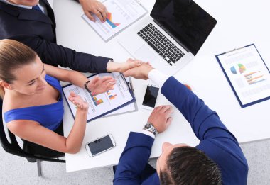 İş adamları iş toplantısında, ofiste oturup tartışıyorlar.