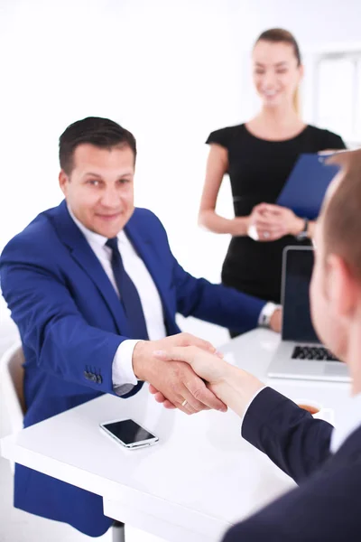 Geschäftsleute sitzen und diskutieren bei Geschäftstreffen, im Büro — Stockfoto