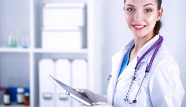 Kadın doktor hastanede dosyayla bekliyor.