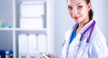 Kadın doktor hastanede dosyayla bekliyor.