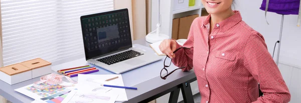 Jonge modeontwerper werkt in studio. — Stockfoto