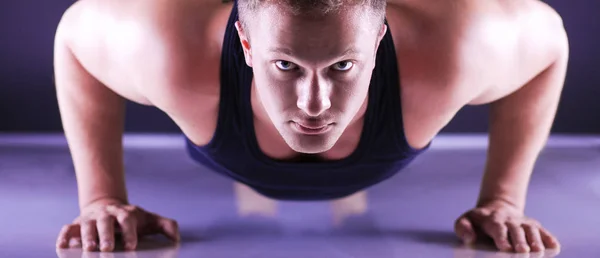 Fitnessmann macht Liegestütze am Boden — Stockfoto