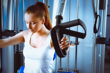 genç bir kadın fitness egzersizleri expander ile yapıyor