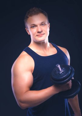yakışıklı kaslı adam dumbell ile çalışma dışarı