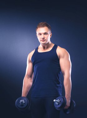 yakışıklı kaslı adam dumbell ile çalışma dışarı