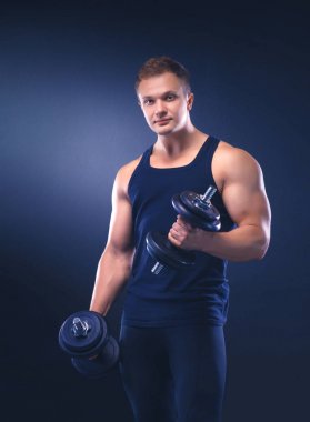 yakışıklı kaslı adam dumbell ile çalışma dışarı