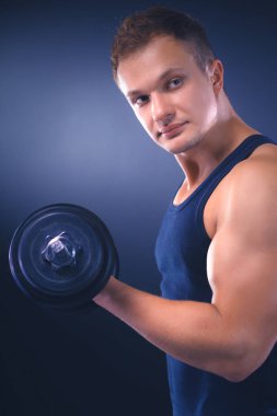 yakışıklı kaslı adam dumbell ile çalışma dışarı
