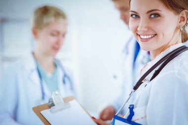 Tıp grubunun önünde çekici bir kadın doktor.