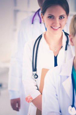 Tıp grubunun önünde çekici bir kadın doktor.