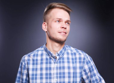 Genç işadamı ofiste çalışıyor, masada oturuyor.