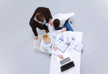 Tıp grubunun önünde çekici bir kadın doktor.