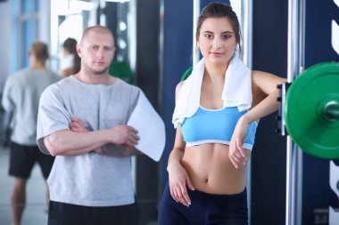 güzel bir kadın onu antrenörü ile egzersiz jimnastik salonu