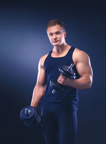 Hombre musculoso guapo haciendo ejercicio con pesas — Foto de Stock