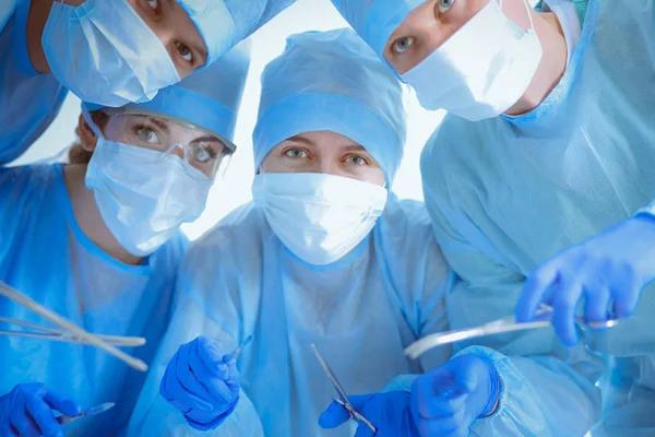 Equipe de cirurgia jovem na sala de cirurgia — Fotografia de Stock