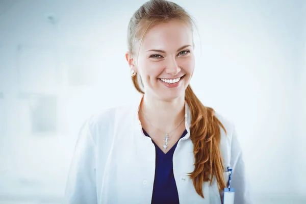 Žena lékař stojící se složkou v nemocnici — Stock fotografie