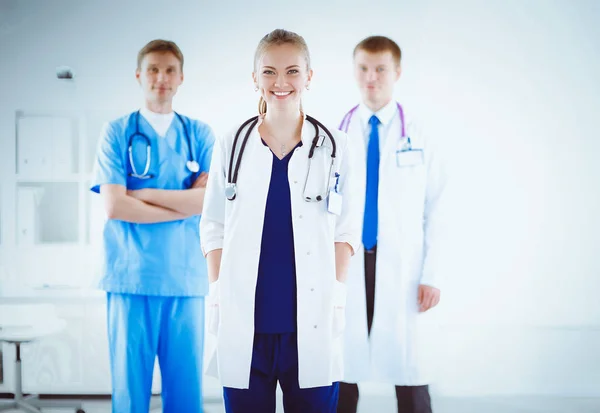 Tıp grubunun önünde çekici bir kadın doktor. — Stok fotoğraf