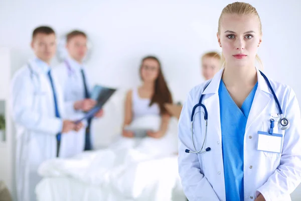 병원에서 폴더를 들고 서 있는 여의사 — 스톡 사진