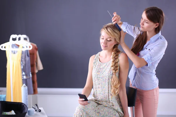 Jonge vrouw kapper doen kapsel meisje in salon — Stockfoto