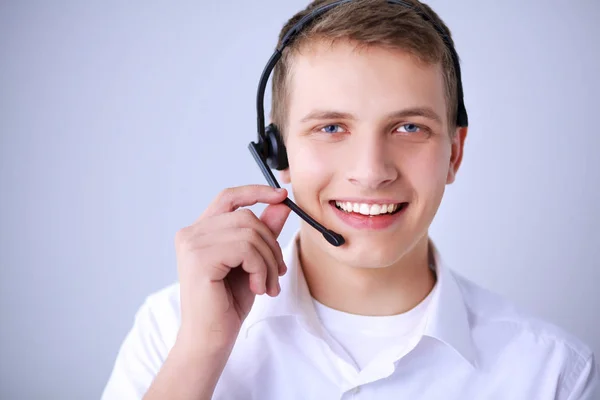 Operador de suporte ao cliente com fone de ouvido em fundo branco — Fotografia de Stock