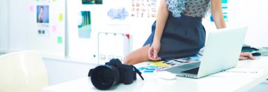 genç kadın fotoğrafçı masada oturan resimleri işleme