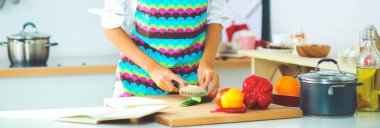 Mutfakta Sebze Kesen Genç Kadın