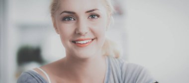 Genç ve güzel bir kadın odasında kanepede oturuyor.