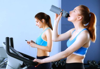 Bir grup insan üzerinde eğitmenler egzersiz jimnastik salonu