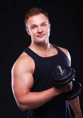 yakışıklı kaslı adam dumbell ile çalışma dışarı