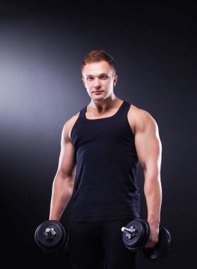 yakışıklı kaslı adam dumbell ile çalışma dışarı