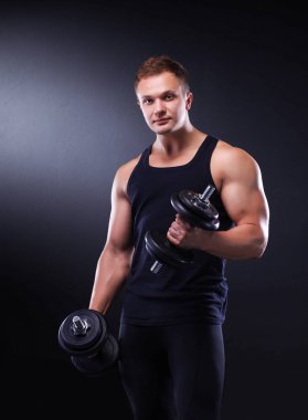 yakışıklı kaslı adam dumbell ile çalışma dışarı