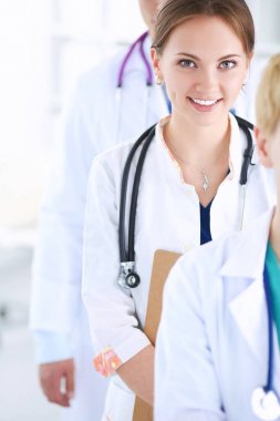 Tıp grubunun önünde çekici bir kadın doktor.