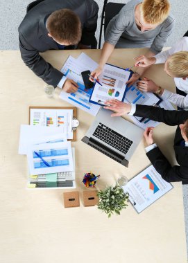 İş adamları iş toplantısında, ofiste oturup tartışıyorlar.