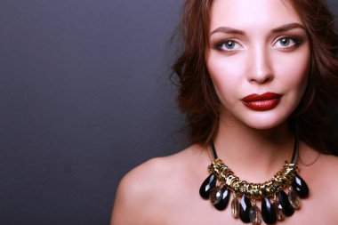 Siyah elbiseli, akşam makyajlı güzel bir kadın.