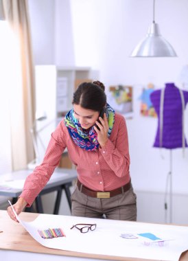 Stüdyoda çalışan genç moda tasarımcısı.