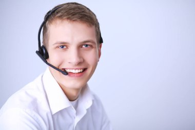 Müşteri Destek işleci ile bir kulaklık beyaz arka plan üzerinde