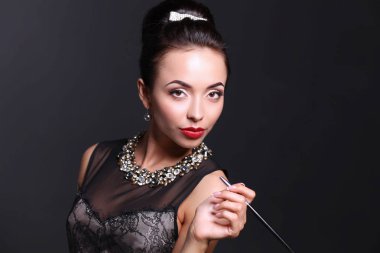 Siyah arka planda duran Retro kadın portresi