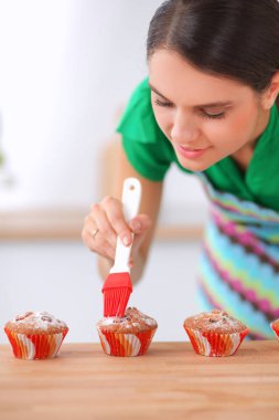 Kadın mutfakta pasta yapıyor.