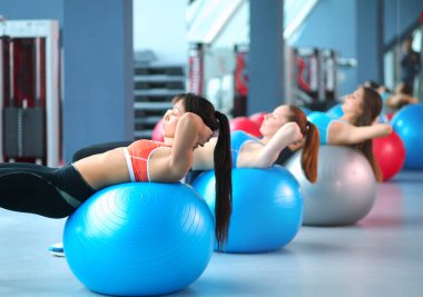 Spor salonunda pilates sınıfındaki bir grup insan.