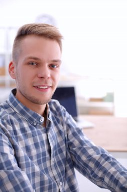 Genç işadamı ofiste masa oturarak çalışma