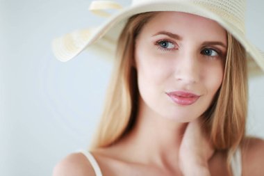 Retrato de la hermosa modelo con sombrero, aislado sobre fondo blanco